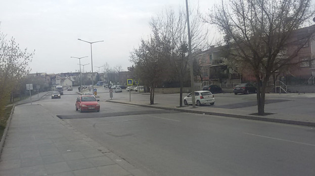 Sarı izli yolda engel