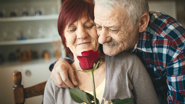 50 yaş üstü aşıklar hediyeye koştu