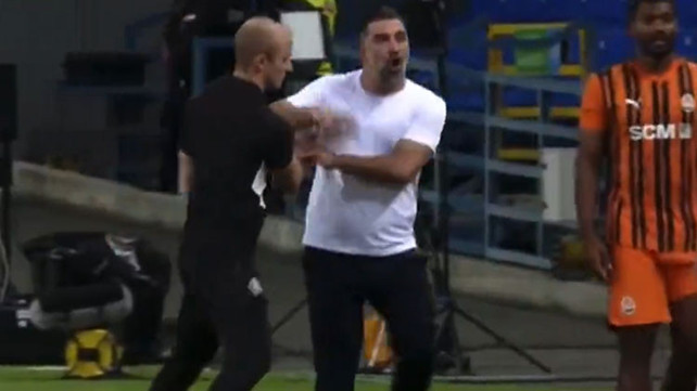 Arda Turan kırmızı kart gördü, oyundan atıldı Shakhtar Donetsk-Panathinaikos maçında hakemin üzerine yürüme anı
