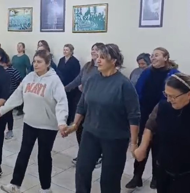 Bu mahallede ritim var... Komşu halayı