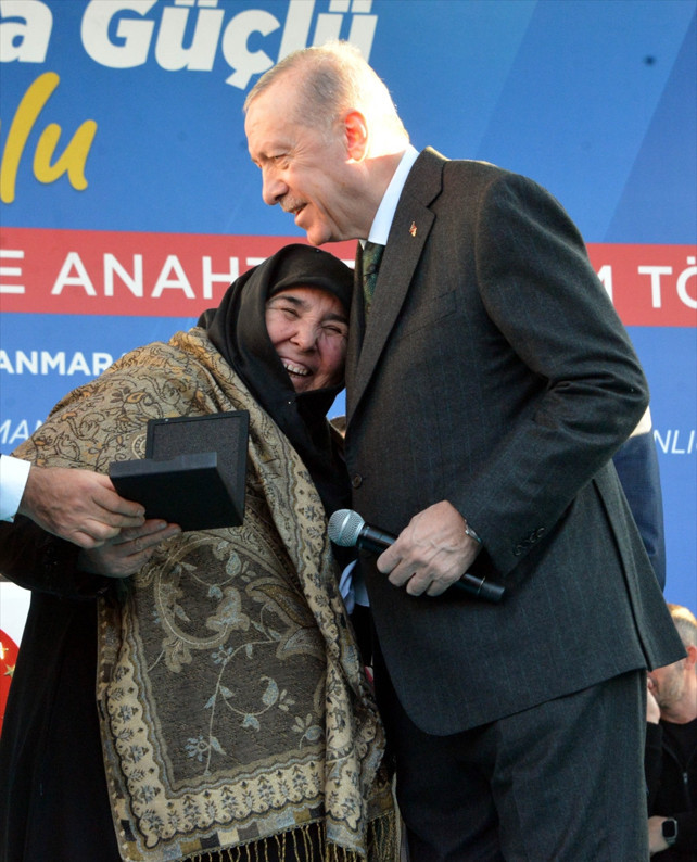 Cumhurbaşkanı Erdoğan: Özel, Ankarada siyasetçilik oynamasın