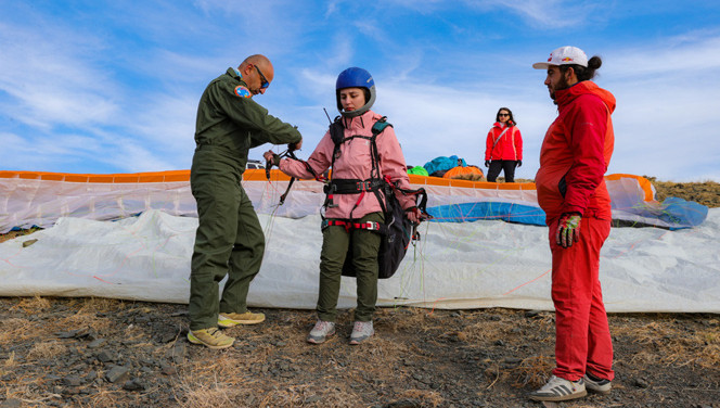 Hakkarili pilot, öğrencilerini gökyüzüyle buluşturuyor