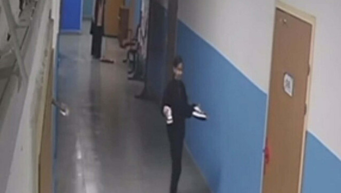 Hem düşünceli hem titiz... Okul kameraları bu defa örnek bir davranışı kaydetti