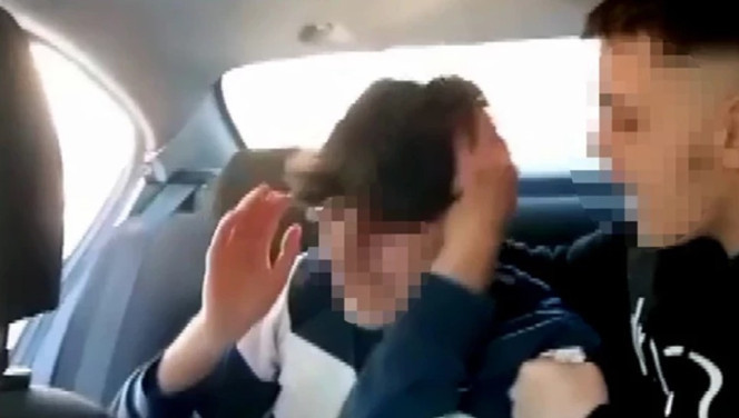 Oyunda küfürleştikleri liseliyi takside alıkoyup, darbettiler
