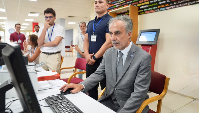 Rektör öğrenci işlerinde... Kayıtları bizzat yaptı