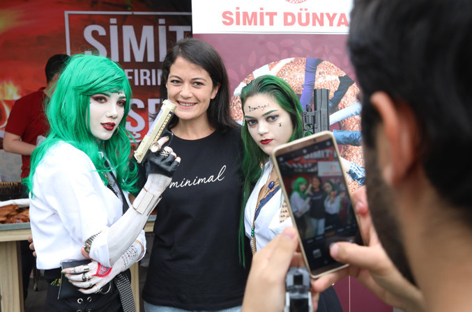Cosplayerlar kostümleriyle fuara renk kattı