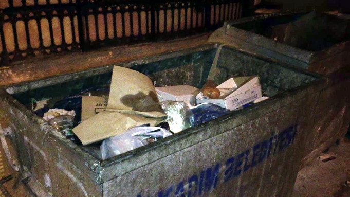 Vicdansızlar 1 haftalık bebeği çöpe attılar