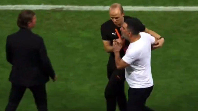 Arda Turan kırmızı kart gördü, oyundan atıldı Shakhtar Donetsk-Panathinaikos maçında hakemin üzerine yürüme anı