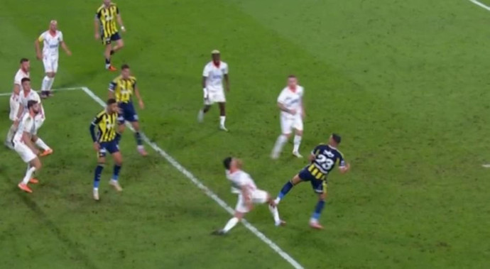 Fenerbahçe - Alanyaspor maçındaki hakem kararlarını Trio değerlendirdi: İki pozisyon da penaltı Sahada da, VAR odasında da penaltı