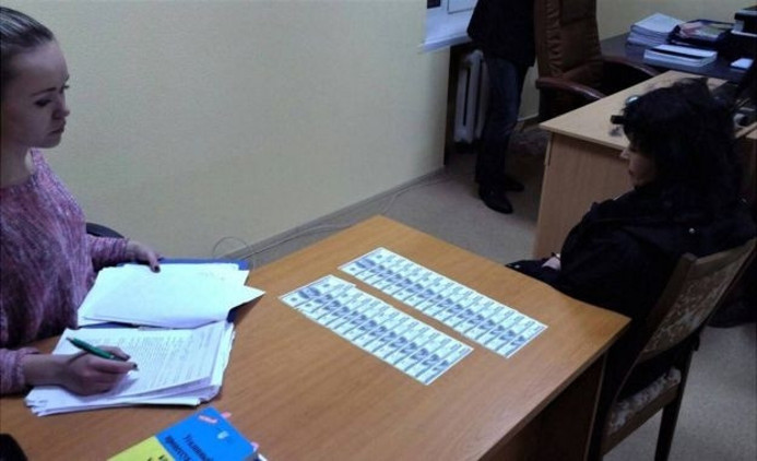 13 yaşındaki kızı 10 bin dolara satmakla suçlanan öğretmen gözaltında