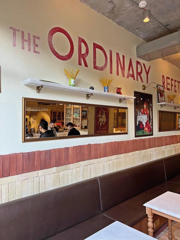 Odun fırını kullanmakta ve iyi pizzada iddialı bir mekân