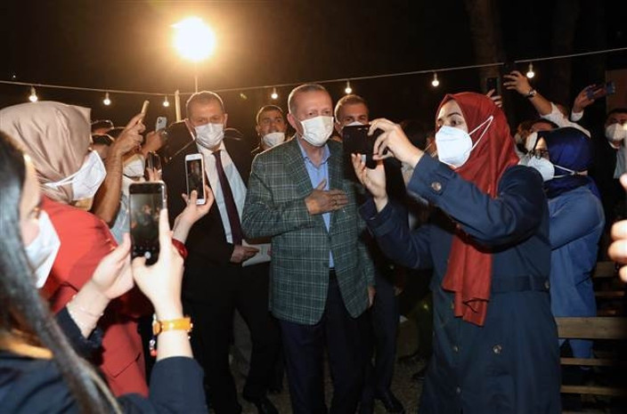 Cumhurbaşkanı Erdoğan gençlerle buluştu Gençlerle samimi olmamızdan rahatsızlık duyuyorlar