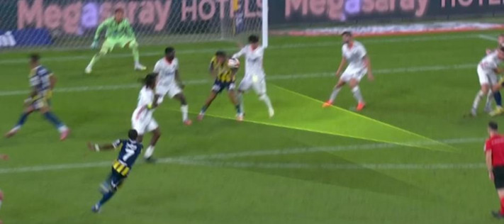Fenerbahçe - Alanyaspor maçındaki hakem kararlarını Trio değerlendirdi: İki pozisyon da penaltı Sahada da, VAR odasında da penaltı