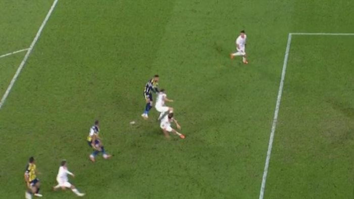 Fenerbahçe - Alanyaspor maçındaki hakem kararlarını Trio değerlendirdi: İki pozisyon da penaltı Sahada da, VAR odasında da penaltı