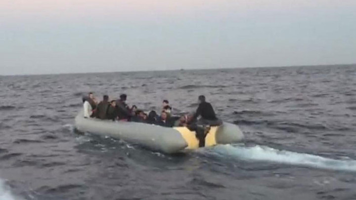 Didimde lastik botta 32 kişi yakalandı