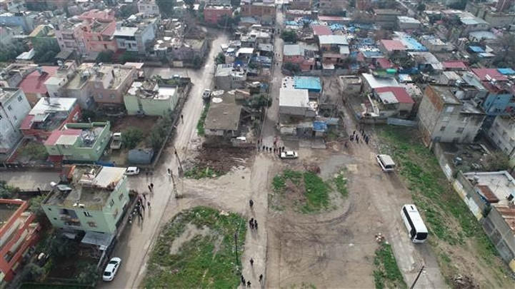 Polis 24 saat drone ile kontrol ediyor Kimlik göstermeyen mahalleye alınmıyor