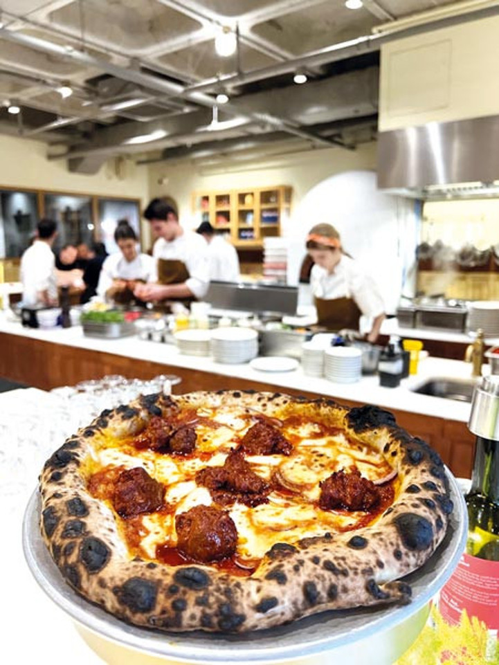 Odun fırını kullanmakta ve iyi pizzada iddialı bir mekân