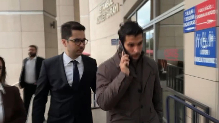 Adliye önünde basın mensupları ve oyuncu