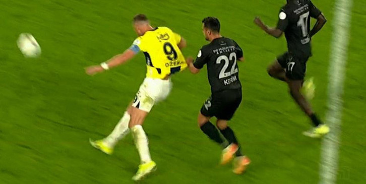 Fenerbahçe - Hatayspor maçındaki tartışmalı pozisyonları Trio ekibi değerlendirdi: Bu kırmızı kart Açık, net penaltıyı göremiyor