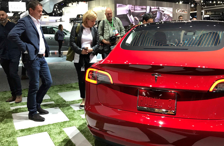 Çok konuşulacak fotoğraf... Mercedes yöneticileri Teslayı gizli gizli inceledi