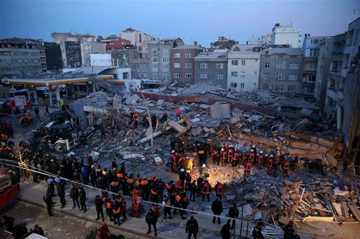Zeytinburnunda bina çöktü... 2 ölü, 17 yaralı var