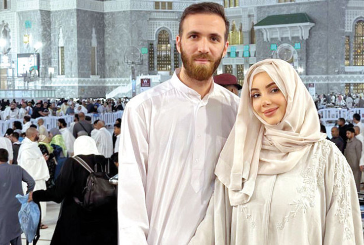 Umrede mutluluk pozu