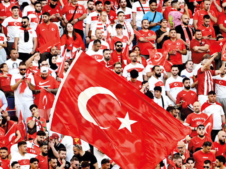 İşte Ay-Yıldızı tribünde desteklemenin maliyeti: Kişi başı temel giderler yaklaşık 130 bin TL'den başlıyor