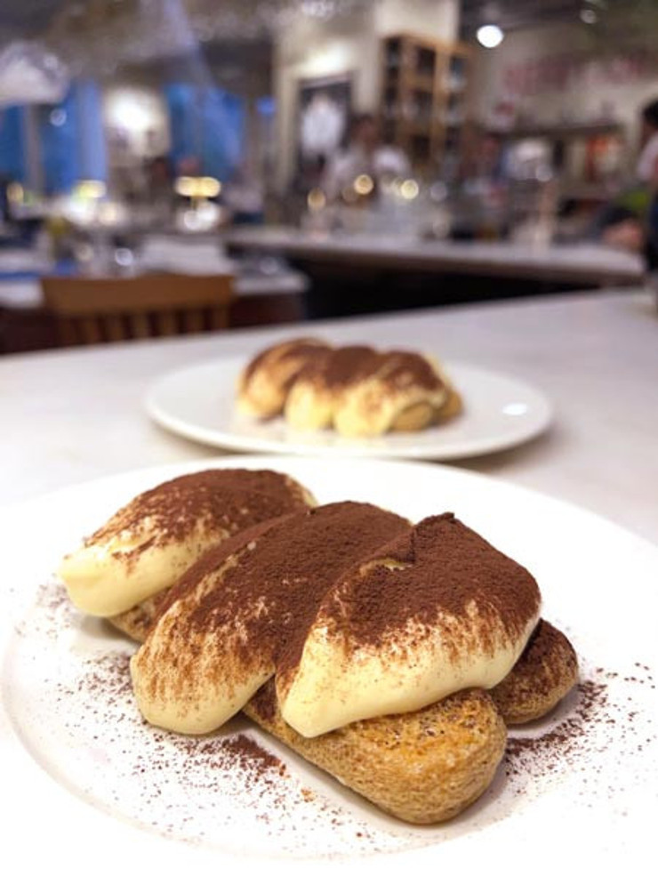 Odun fırını kullanmakta ve iyi pizzada iddialı bir mekân