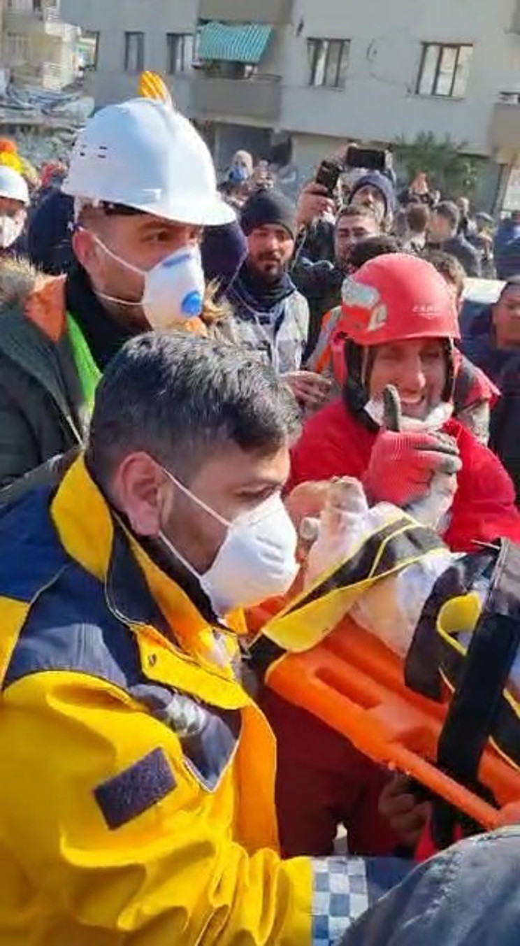 Depremde 9. gün... Umut dolu bekleyiş ve sevinç gözyaşları: Peş peşe mucize haberleri...
