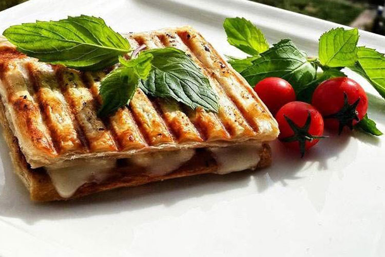 Milföy hamurundan çıtır tost tarifi