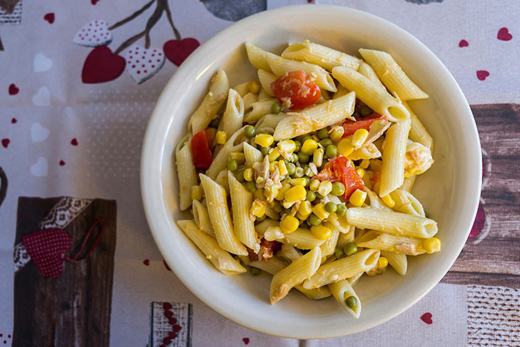 Ton balıklı makarna salatası tarifi