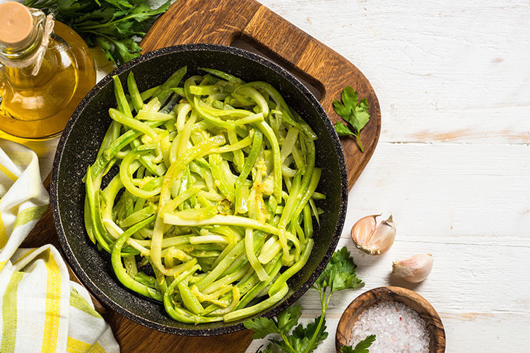 Tütsülenmiş somonlu, çilekli kabak makarnası salatası tarifi