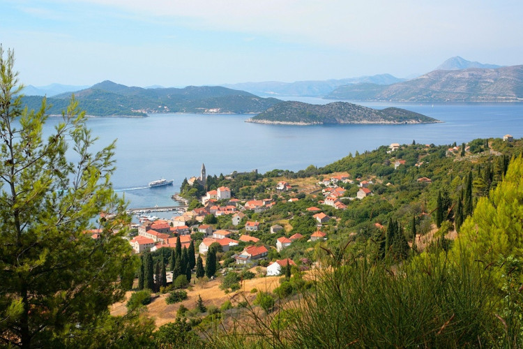 Dünyada Milyonerler Adası gibi ilginç özelliklere sahip ve pek fazla bilinmeyen adalar var. İşte National Geographic Travel seçtiği çok fazla bilinmeyen sekiz cennet ada…