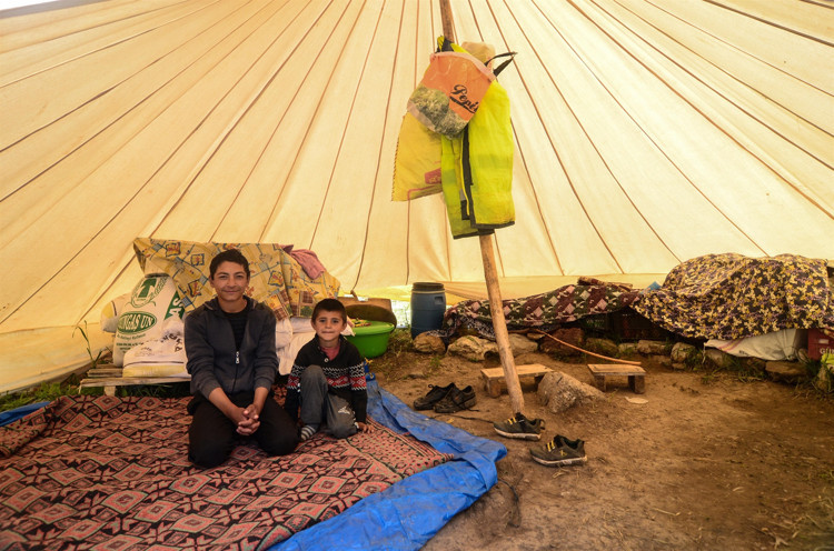 Erkekler koyun güdüyor, kadınlar da peynir üretiyor