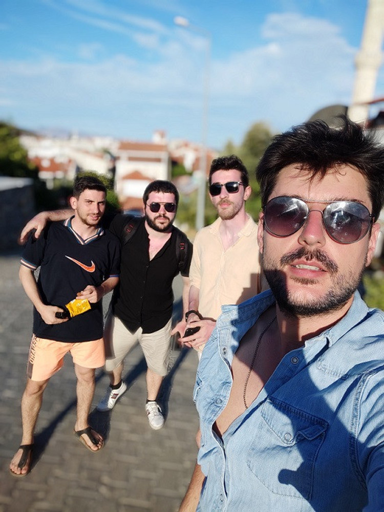 Pandemi dolayısıyla karavan ve çadır tatiline büyük ilgi var. Amatörler için çadır çok zorlayıcı olmasa da karavan oldukça düşündürücü… Sizin böyle bir yolculuğa çıkmanızda koronanın etkisi var ama hep de aklınızda olan bir şey miydi