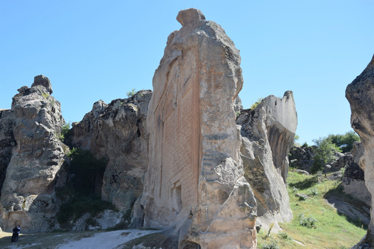 SIRLARLA DOLU YAZILIKAYA’DA GÖÇME TEHLİKESİ