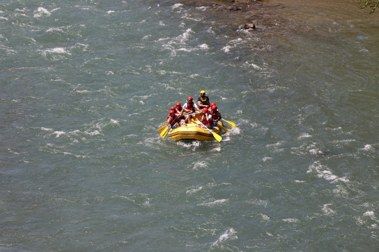 Geçen yıl yaklaşık 10 bin kişiye rafting hizmeti verdik