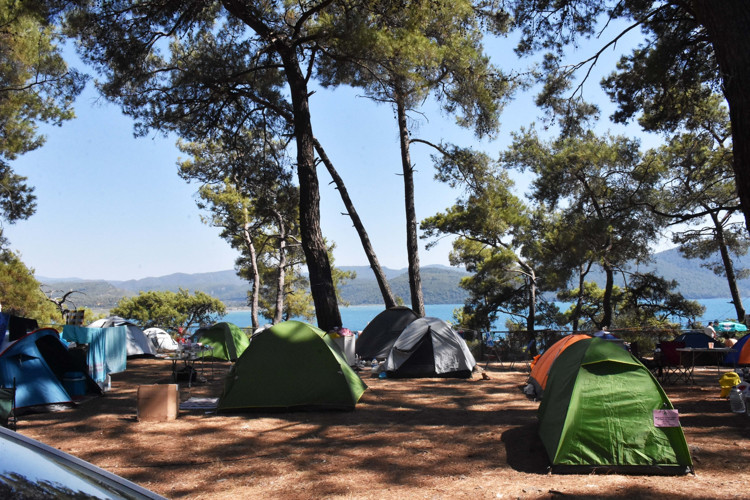 Deniz ve çadır burada apayrı bir güzellik