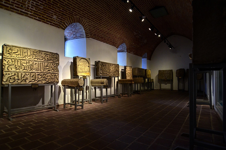 Medrese için Tiftikten örülmüş Sultan Çadırı benzetmesi