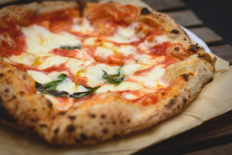 Pizza Margherita tarifi