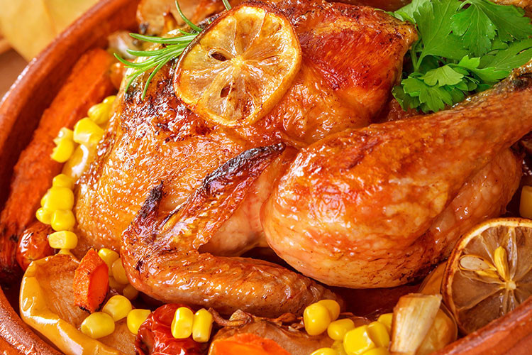 Tavuğu ya da hindiyi sebzelerin üzerine yatırın