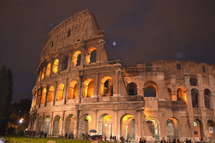 Kolezyumun neredeyse kopyası El Jem Amfitiyatrosu