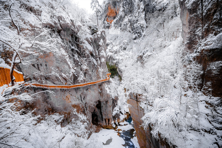 İşte karla birlikte harika bir güzelliğe bürünen Horma Kanyonundan kareler