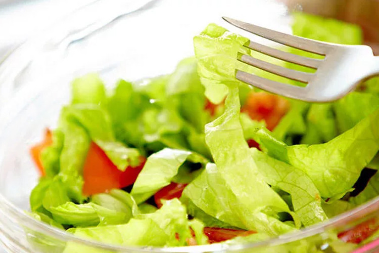 Kıvırcık marul salatası tarifi