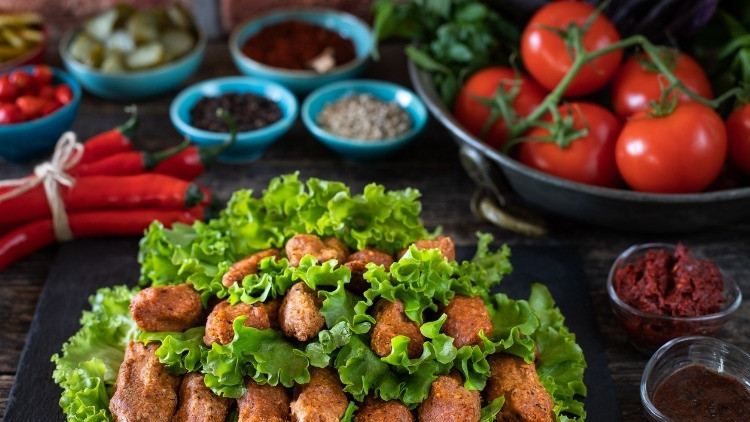 ETLİ ÇİĞ KÖFTE TARİFİ VE MALZEMELERİ