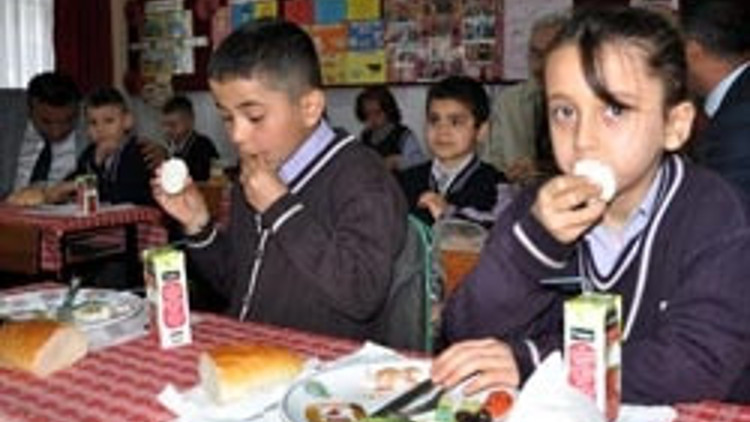 Sinemada toplanan yumurtalar, öğrencilere kahvaltı oldu