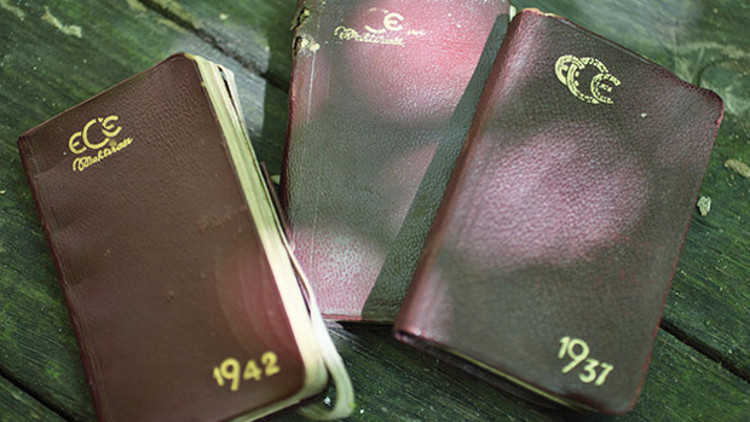 Bir defterin arkasındaki büyük aile Bir defterin arkasındaki büyük aile