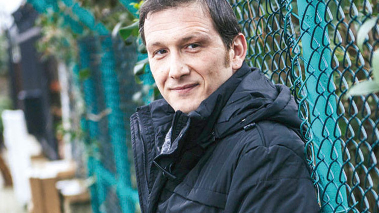 Bu kardeşin bir tahtası eksik