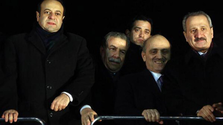 Üç bakan istifa etti