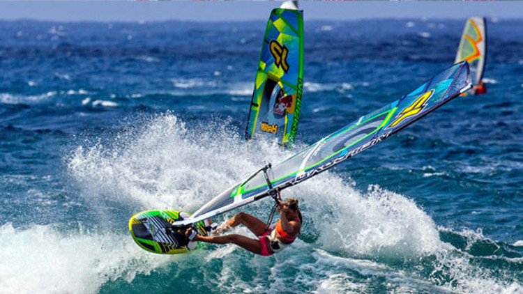 Rüzgar sörfü yarışları devam ediyor